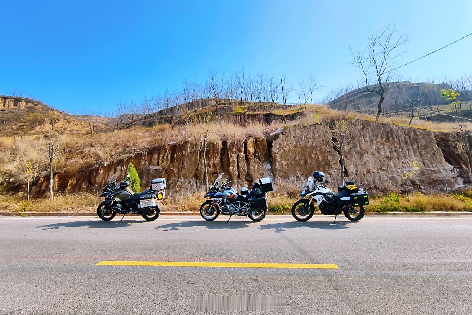 这次的目的地是老牛湾，昨天来不及日落前赶过去，那边住宿条件也不尽如人意，索性住在