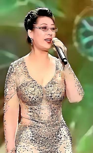 都说“只要自己不尴尬，尴尬的就是别人”，这话放在70岁的关牧村身上，我是真笑不出