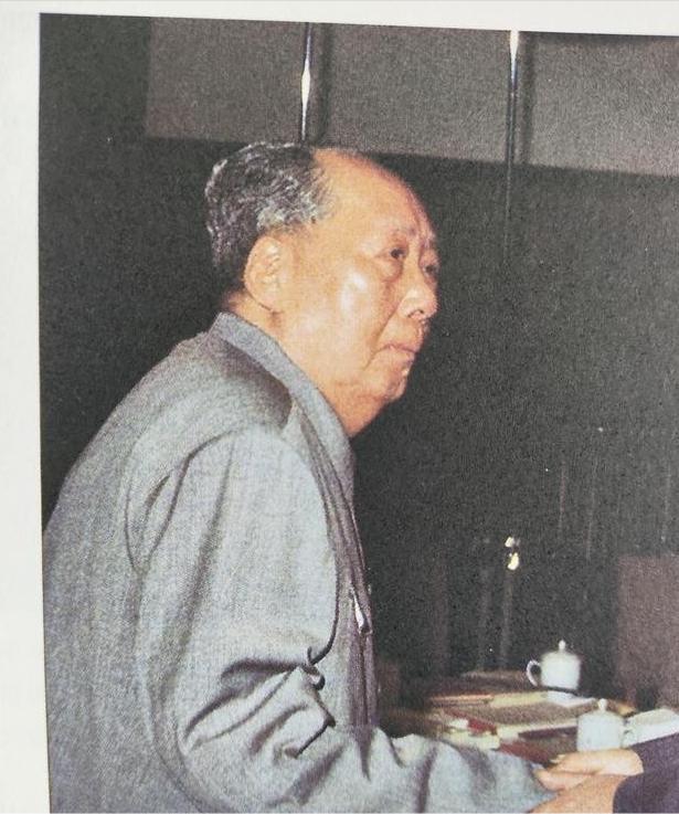 [微风]毛主席在去世之前，留下两个谜团。1976年9月8日，北京的一间病房里，心