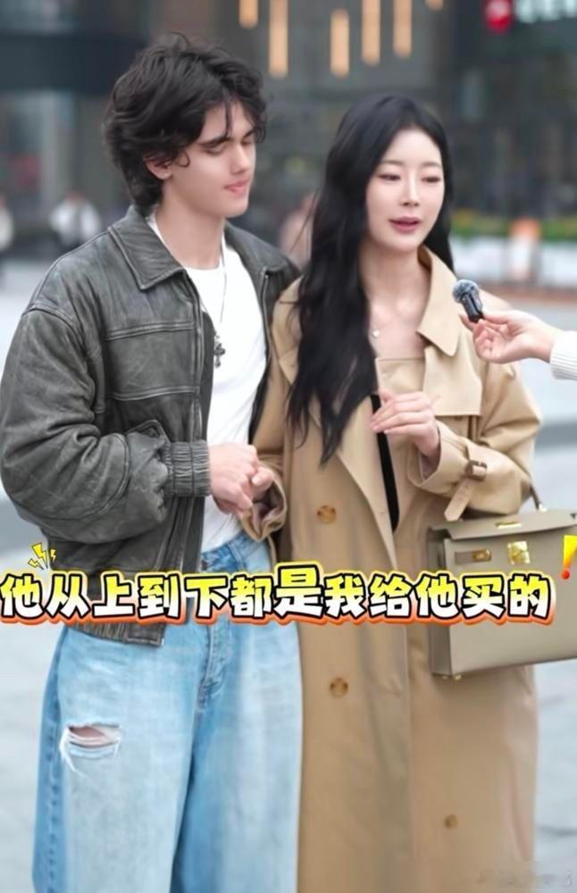 凤凰新闻【哥们儿这波操作，属实是把“软饭硬吃”给玩明白了！】深圳街头惊现一对王炸