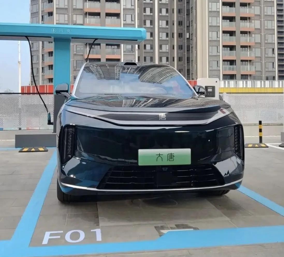 比亚迪这次是把“旗舰”两个字焊在了车身上——网传许久的9系新车终于露出真容，无伪