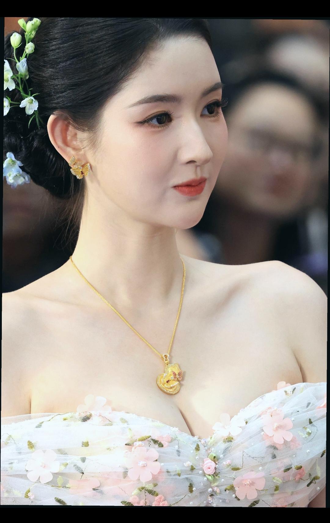 可盐可甜
长的性感漂亮！
可惜的是没有背景
要不然她的剧也不会一次次被抢了[比心