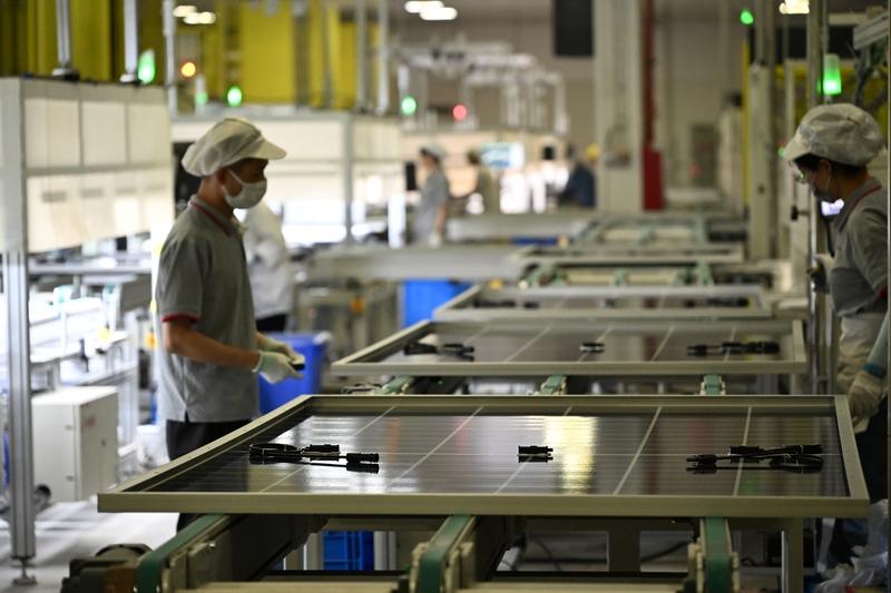 “新三样”产业，也就是电动载人汽车、锂电池、太阳能电池，在应对贸易保护主义时，得