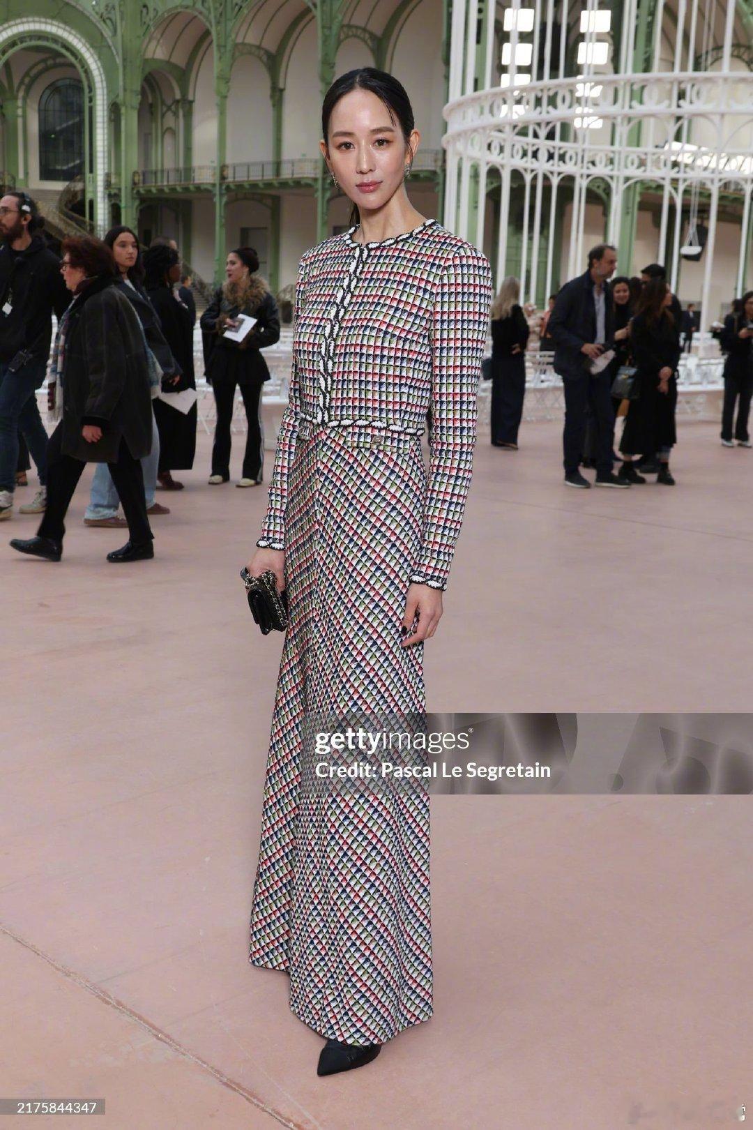 在CHANEL 2023秋冬大秀上，张钧甯、许玮甯、陈法拉、单依纯、Jennie