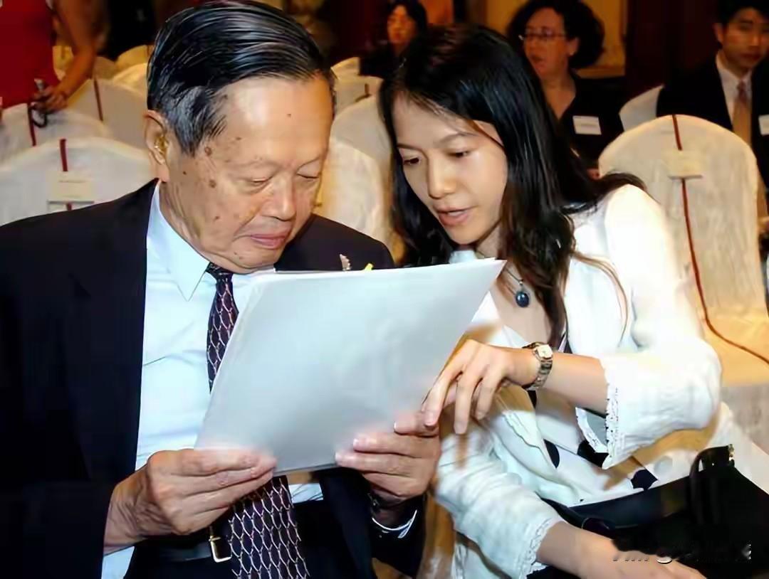 翁帆女士对杨振宁先生的爱，是非常纯粹的，这是一种发自本心的爱，质朴，简单，纯粹，