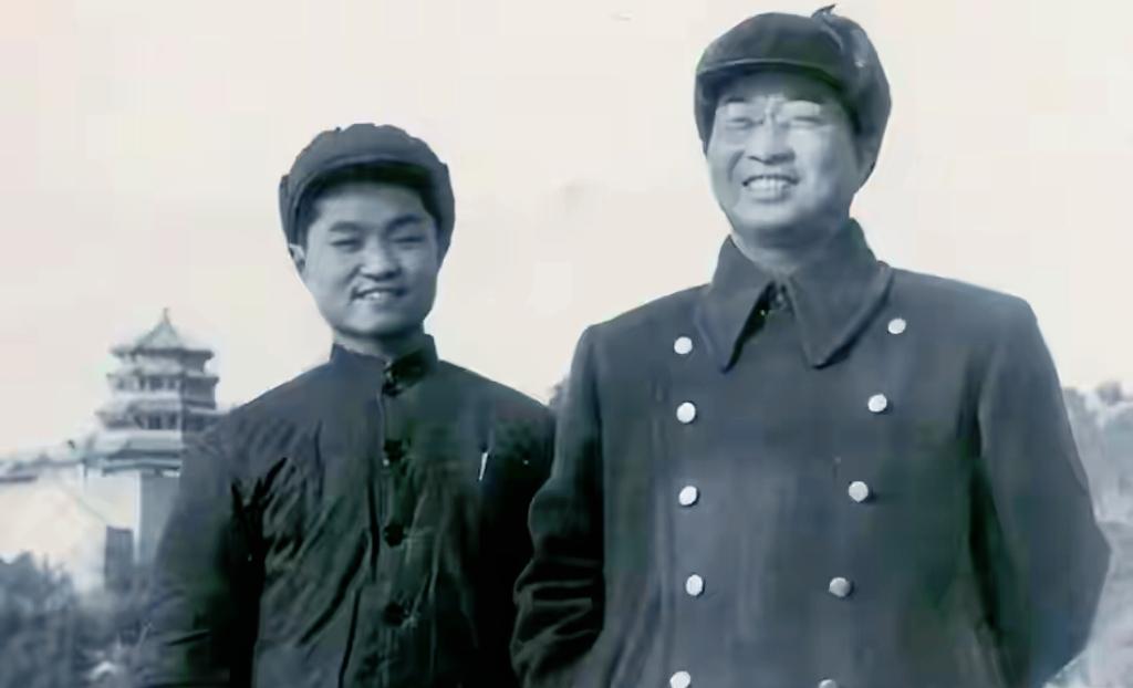1953年，毛泽东想让陈赓去军委，陈赓大笑：请主席先办一件事！



1953年