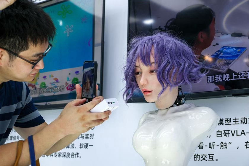 新一代 AI 智能体手机搭载本地大模型算力单元。设备支持离线完成对话理解、图文生