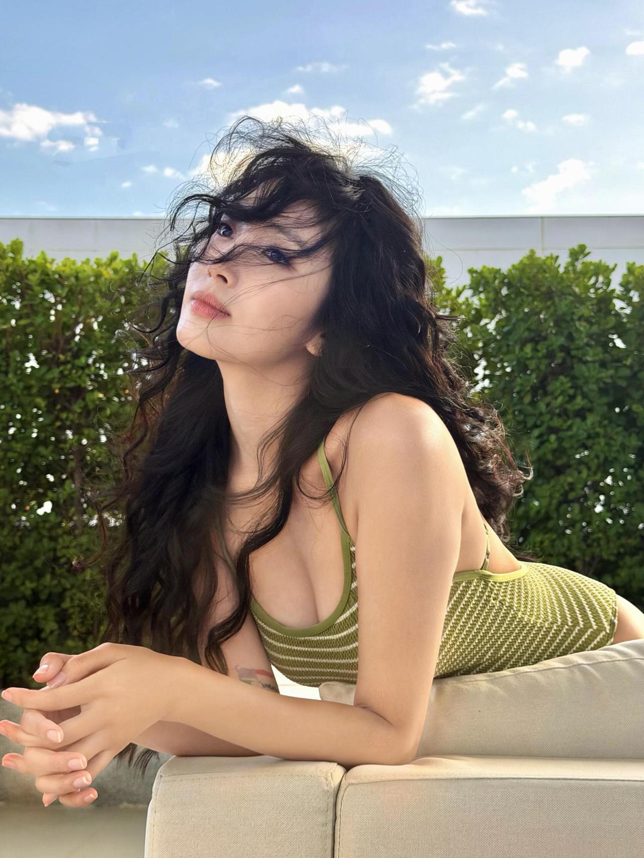 王紫璇绿色泳装