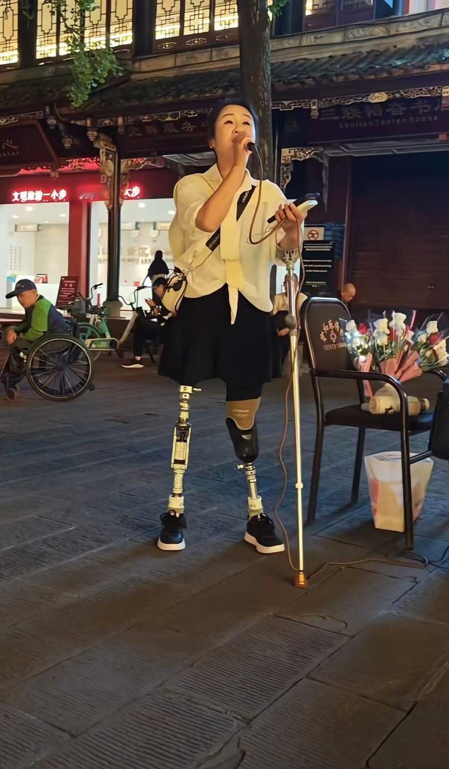 女子汶川地震中失去双腿，靠唱歌谋生圈粉百万：18年坚韧人生，收获无数陌生温暖爱意