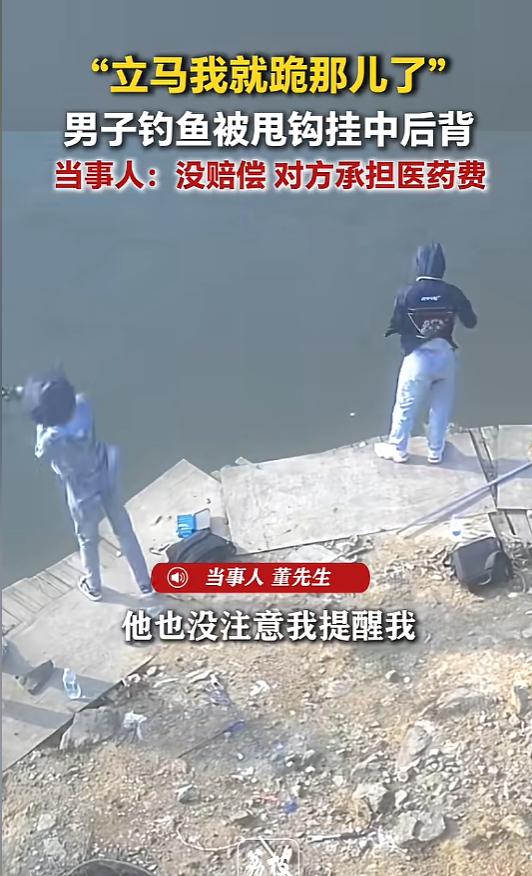 这一跪，跪掉的不仅是面子，更是成年人社交里最薄弱的那层底色。

4月19日，福建