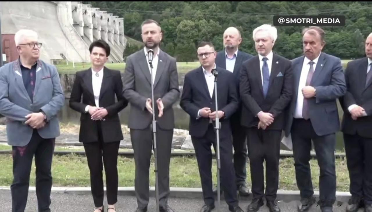 🇵🇱波兰国防部长科西尼亚克-卡梅什表示，所有居住在波兰的适龄乌克兰青年必须返