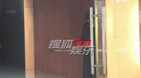 李斯丹妮便道停车 日前，媒体拍到李斯丹妮自驾就餐，便道上停车违反交规。 