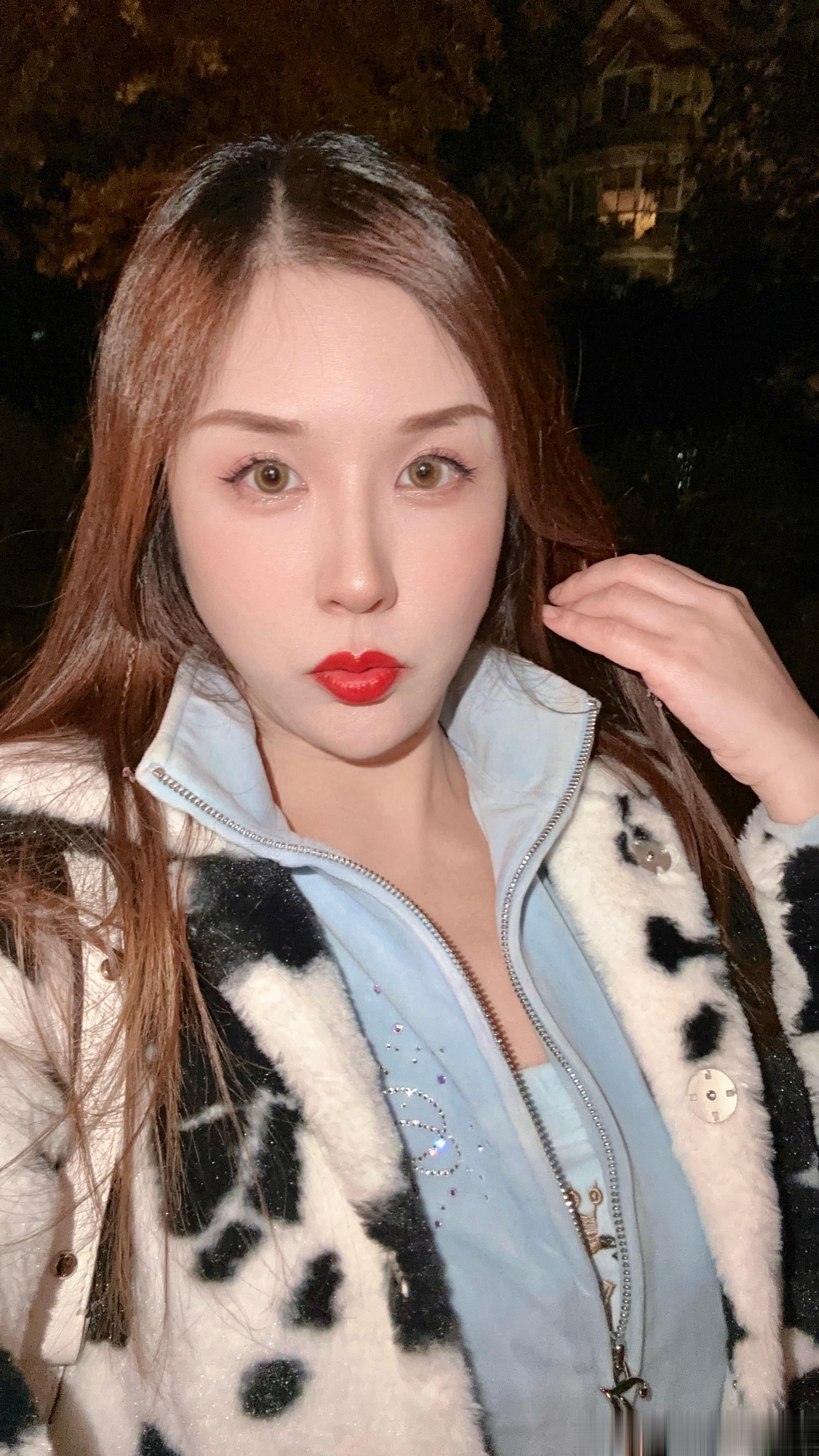 要不要一起去散散步 顺便散散脑子 #宅男女神##网红##日常碎片plog#  ​