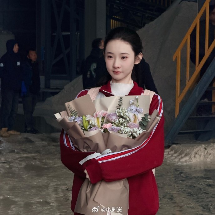 第一个让张艺凡穿校服的是天才第一个让张艺凡穿校服的是天才，校服配高马尾又灵又干净