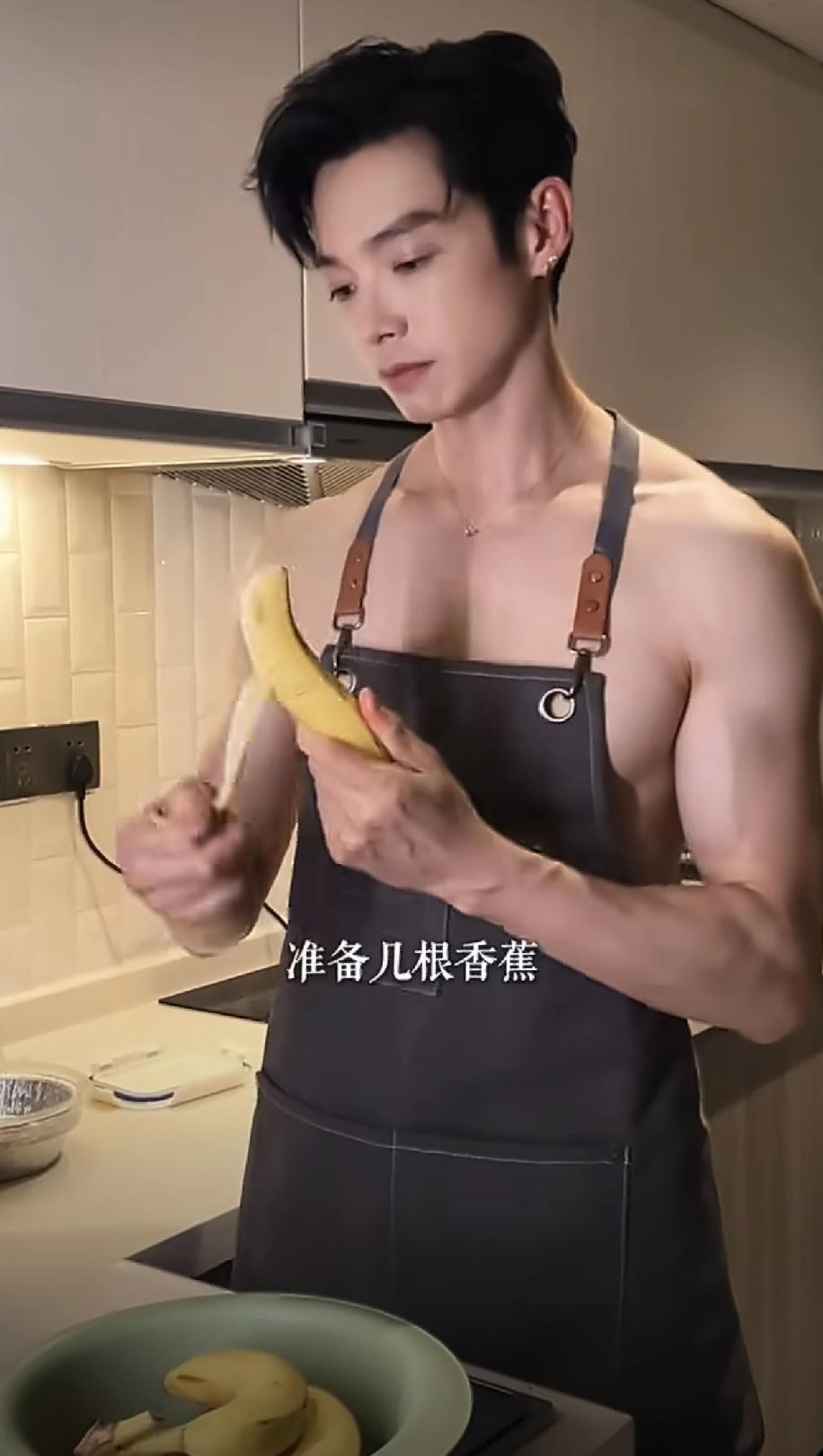 吴柳芳跳个擦边舞，一堆人跳出来审判她抨击她，仿佛她做了什么十恶不赦的事情。

辰