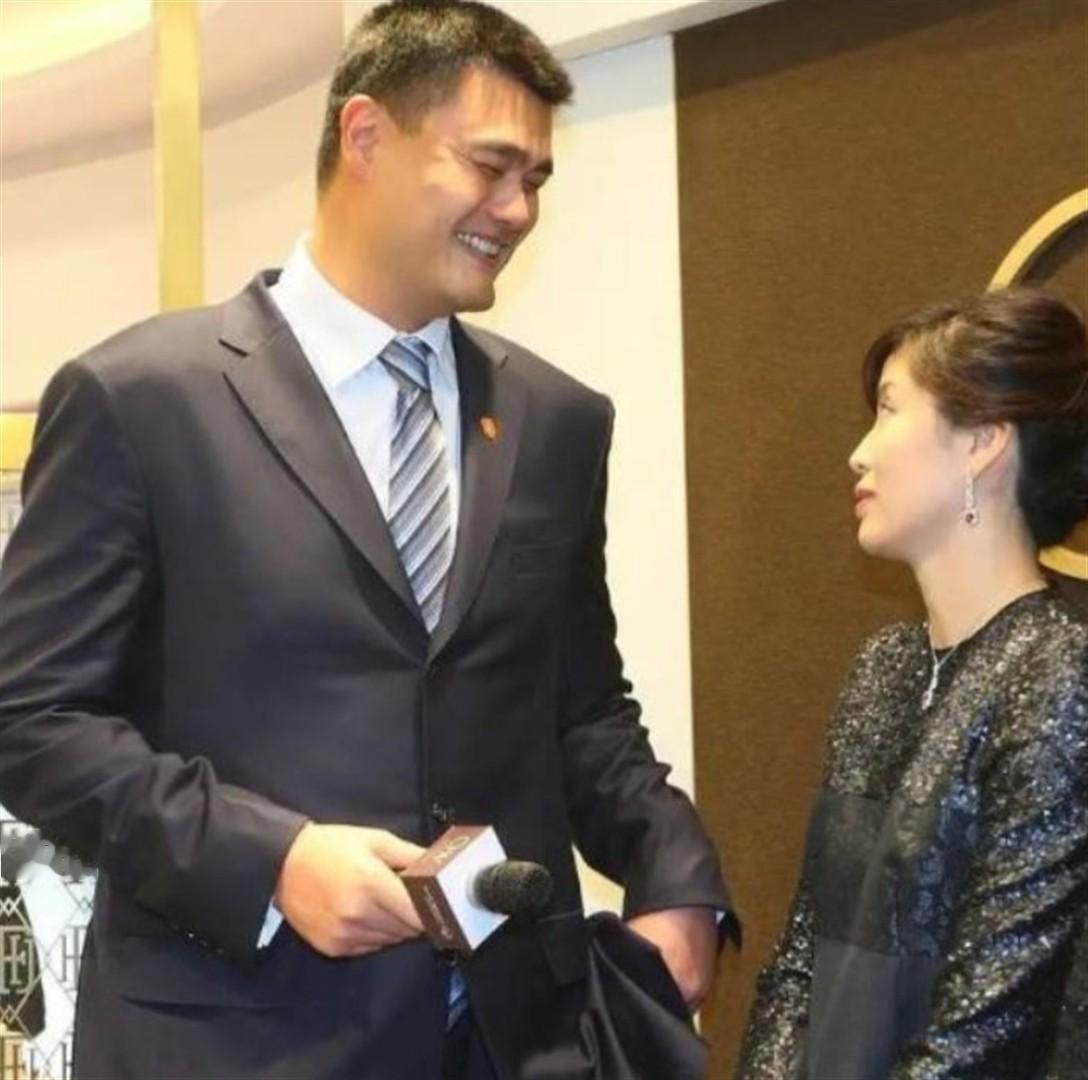 一次，有人问叶莉，“嫁给身高2米26，体重400多斤的姚明是什么样的体验？”叶莉