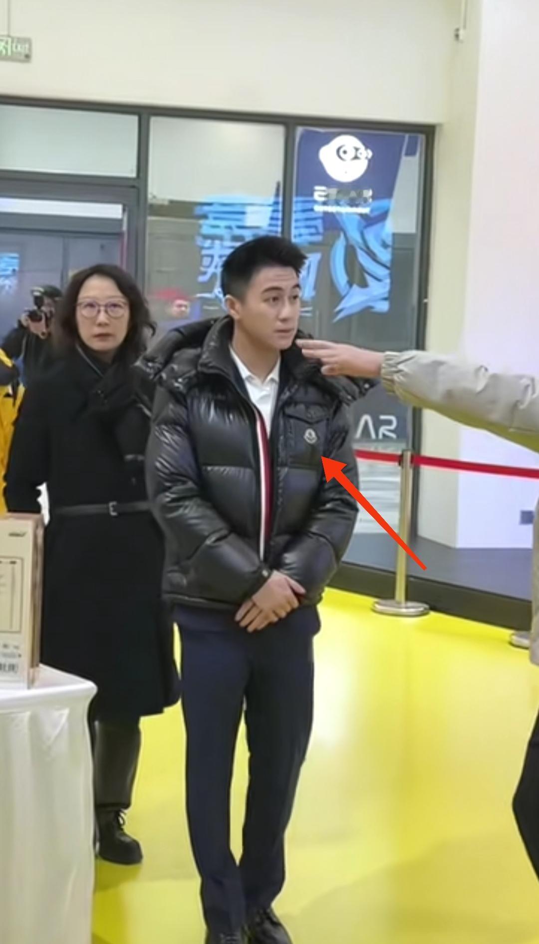 富人出门随便一件衣服，就是普通人一年的收入，如果你在大街上碰到何猷君，你肯定不会