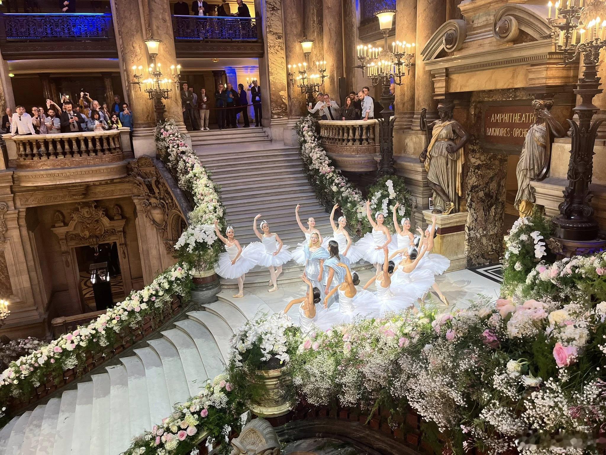 4月8日，腾势·法国巴黎歌剧院腾势Z9GT、腾势D9欧洲上市！是不是很洋气？比亚