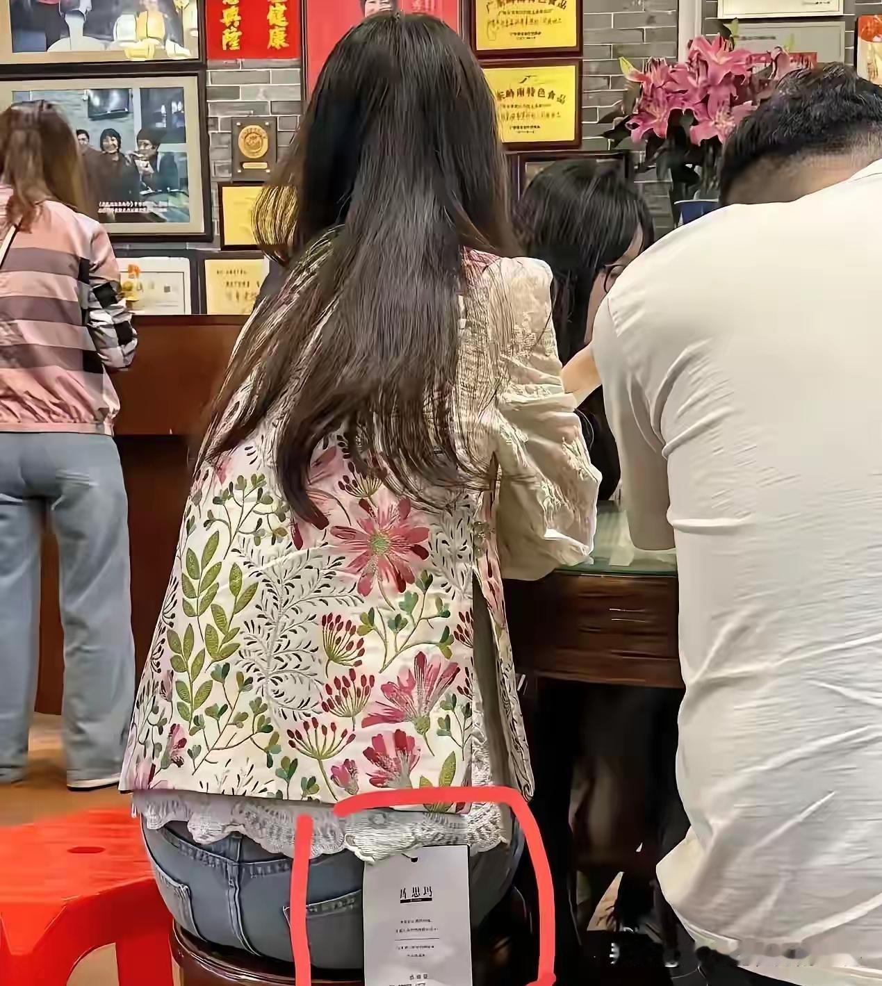 不懂就问

为何这种现象越来越多？

可能我们网上买的衣物

都被别人穿过。
