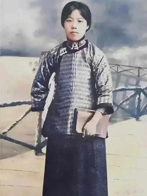 画面里呈现的是长征刚到达陕北时，31岁的邓颖超和李克农的一张合影，1935年10