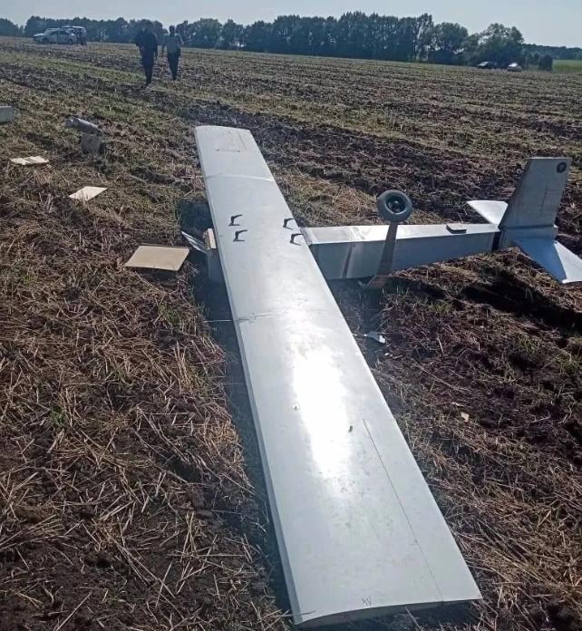 俄媒发布的照片，在8月30日击落的乌军无人机身上，发现乌军张贴了瓦格纳的标志，这