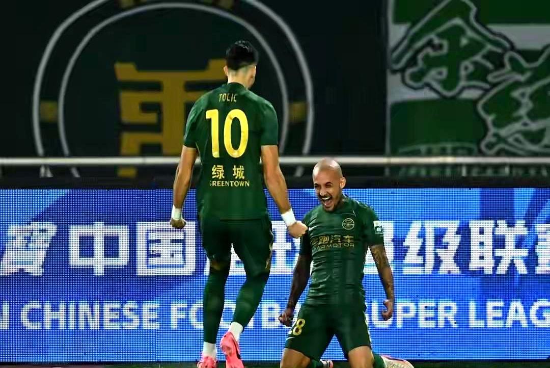读秒被河南绝平的刺还在疼时，武汉三镇就得去杭州补赛。
舆论一边倒押浙江：主场在手