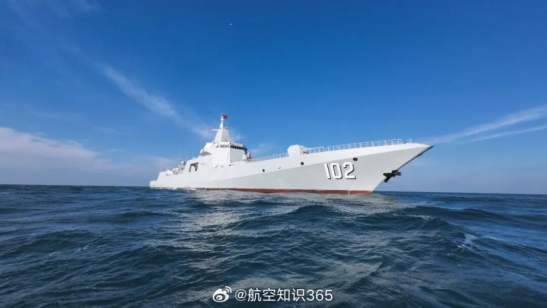 【拉萨舰入列5周年】拉萨舰，是我国研制建造的新一代055型驱逐舰二号舰。2021