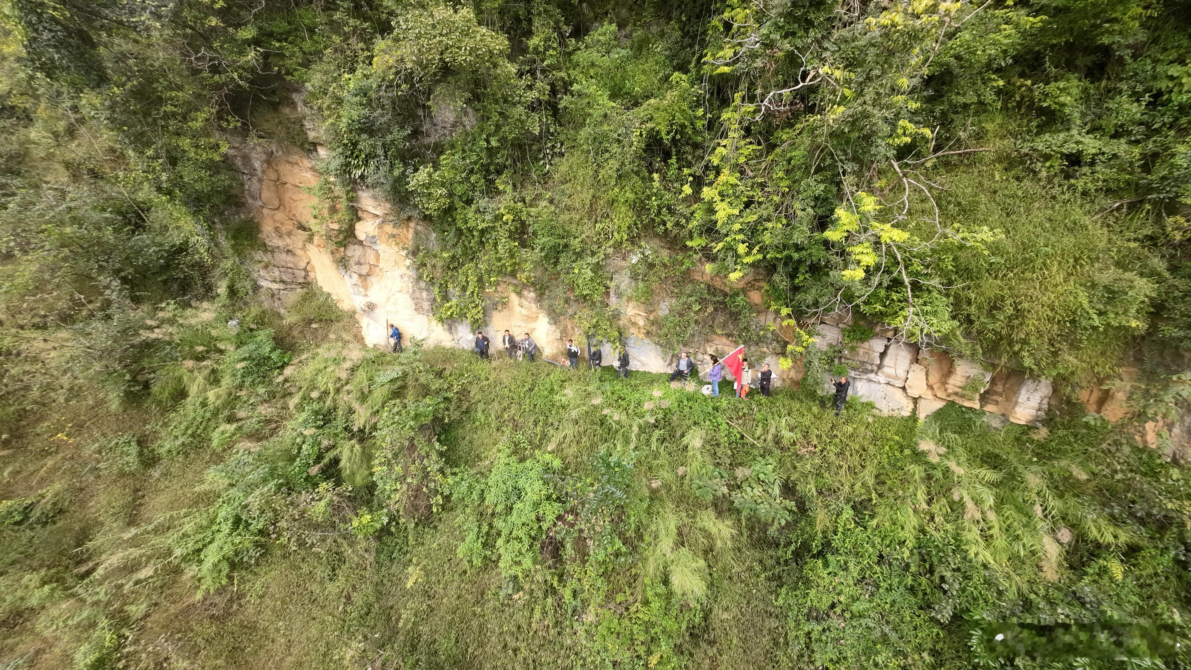 在基层的广阔天地里，一面面鲜红党旗迎风猎猎，像一簇簇跳动的火焰，温暖着每一位群众