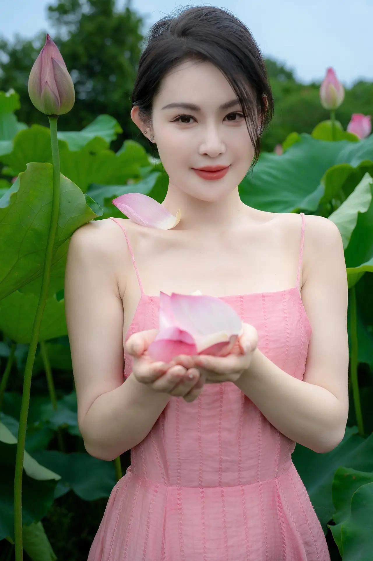 夏日荷塘少女，粉色裙摆与荷叶相映成趣，宛如画中仙子。