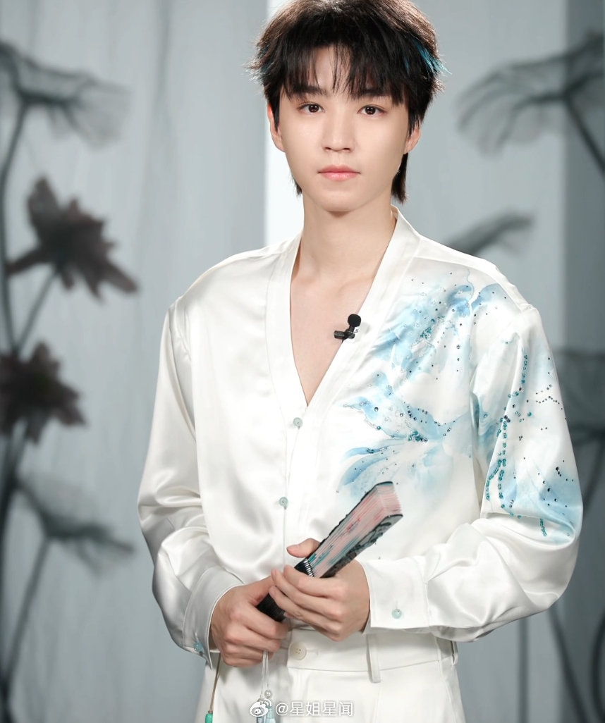 王俊凯古风挑染 王俊凯直播国风造型  古风小生王俊凯好帅啊王俊凯直播