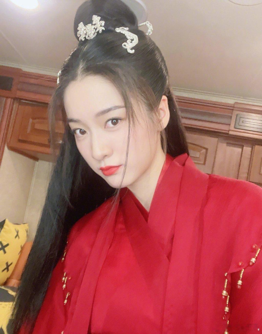 1、迪丽热巴新剧《虽然不能同时拥有一切》开机啦！她这次一人分饰俩角，是都市奇幻微