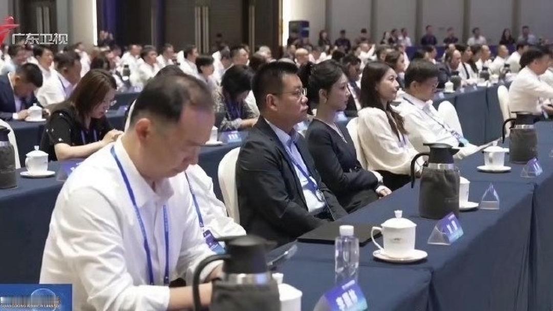 杨紫出现在《广东新闻联播》里，而且还坐在了前排，这排面真的很足！ 