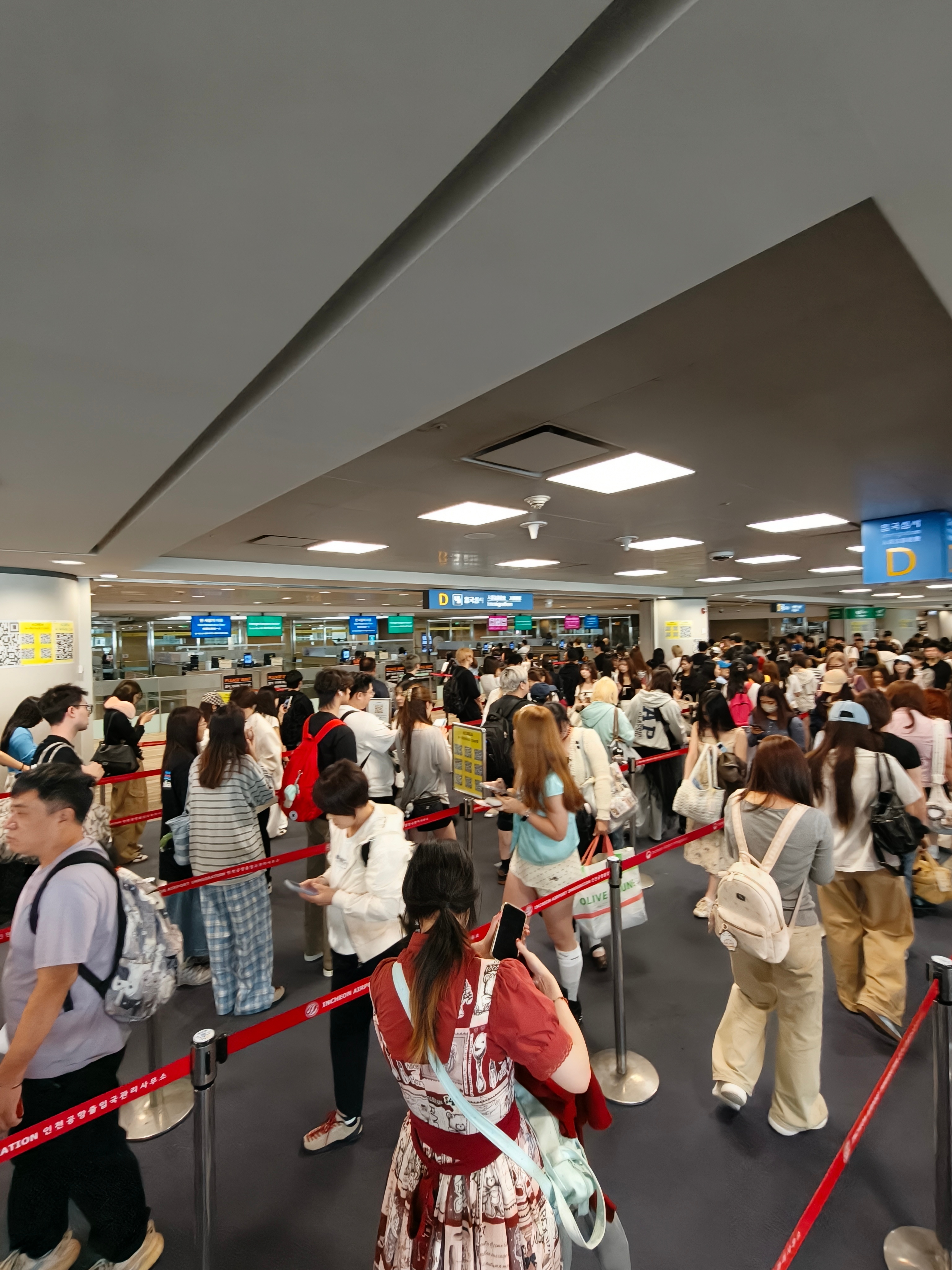 我就说怎么一下飞机都在狂奔......仁川入境排队这么多人[打脸]  ​​​