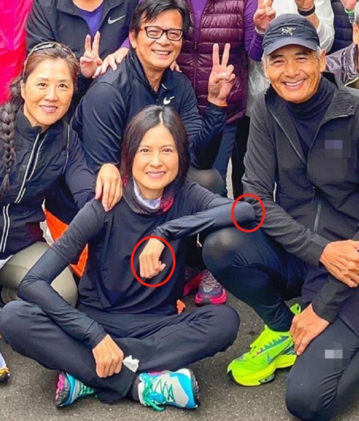 这张照片中我只认出了两鬓斑白、褶子密布的周润发与眉清目秀、盘腿而坐的邵美琪，大家