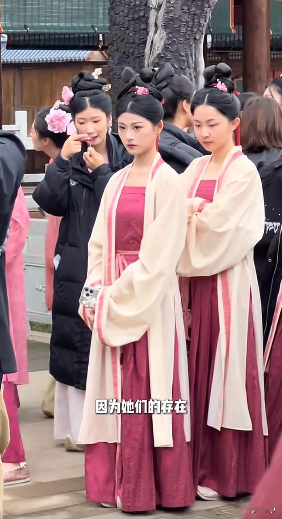 横店特约演员不仅要求颜值还有身材
而且台词功底也有要求
特约演员分三种，小特约、