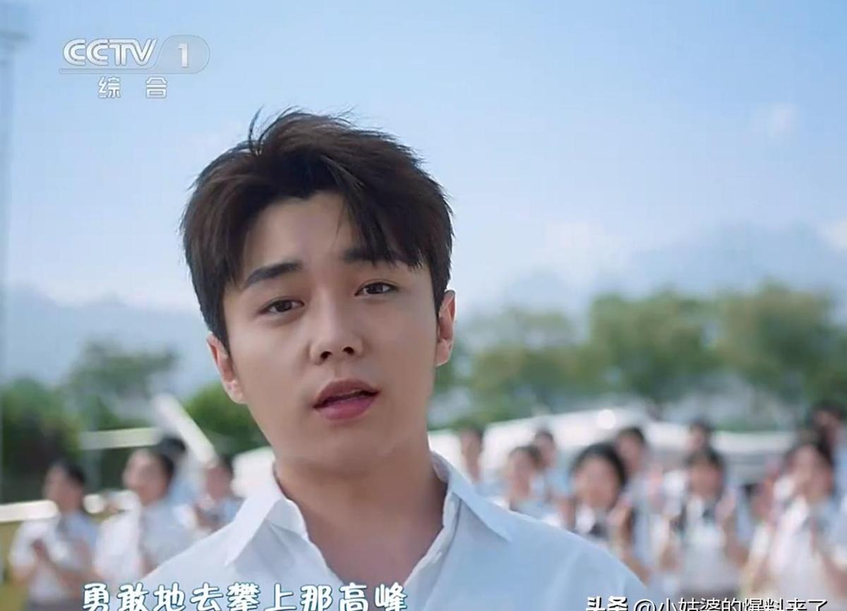 凌晨三点到演播厅，没合眼，连轴转两场唱跳。
杀青《球状闪电》当天就赶回北京，饭没