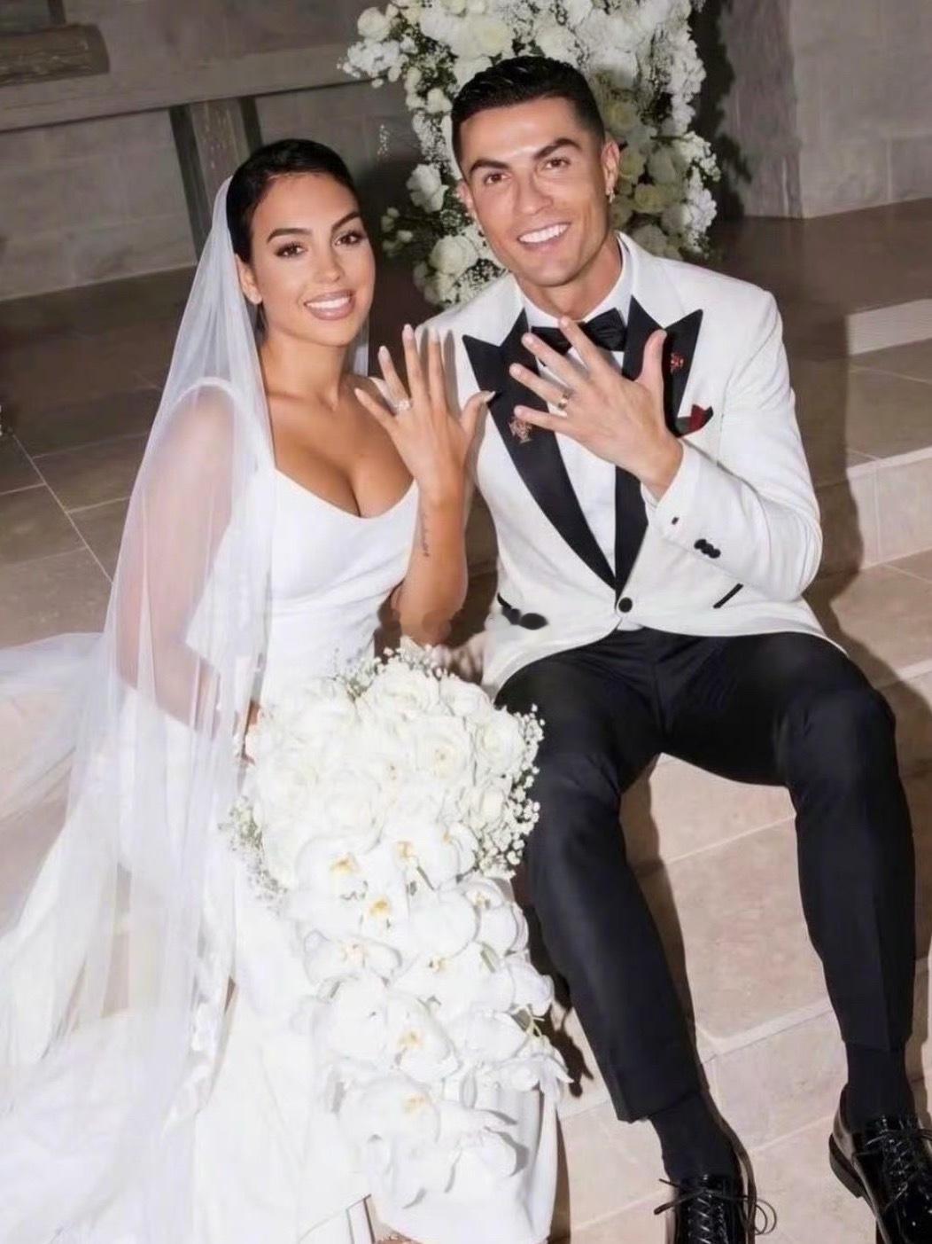 C罗五个孩子出席婚礼12日凌晨C罗于社交平台晒出和乔治娜同戴婚戒合照，简单配文C