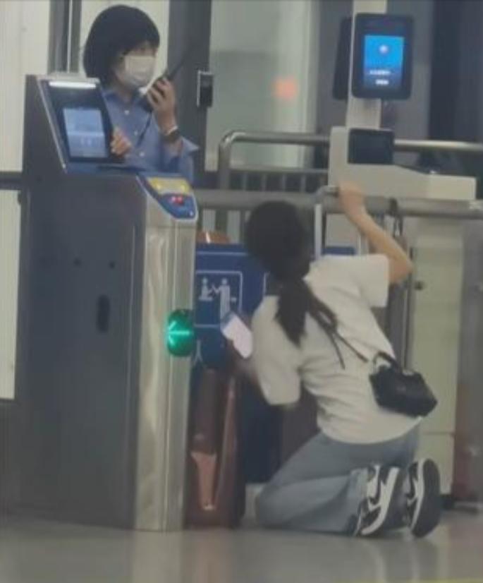 错过检票，女子当众下跪求通过，结果还是被拒？南宁车务段回应：按规定未放行，已安排