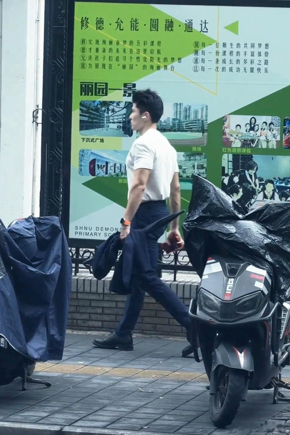 网友路边抓拍的正装小哥，真的可以