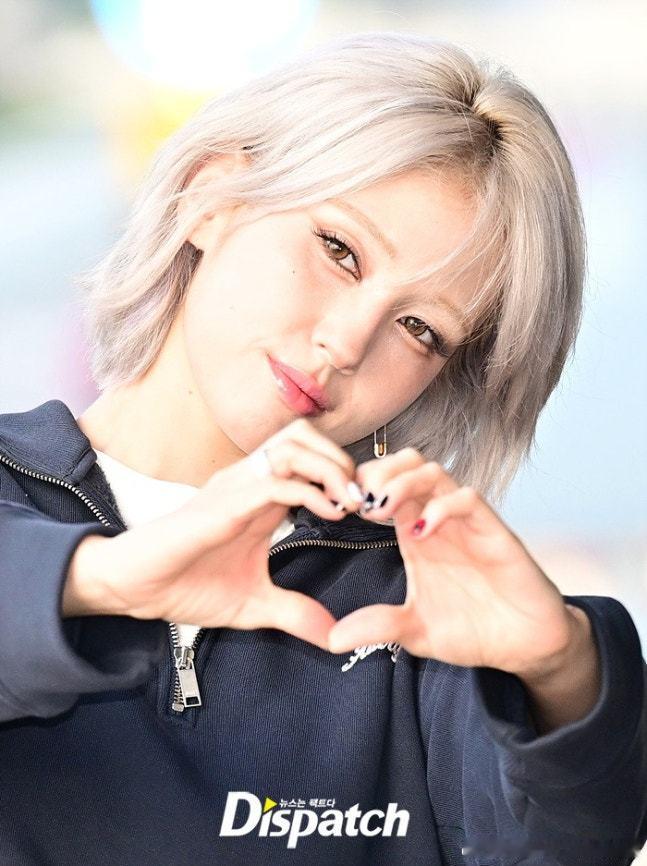 2日，歌手Somi[超话] 经金浦机场出发，前往日本出席海外日程。 ​​​