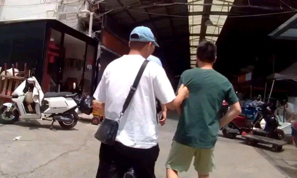 上海徐汇这案子太抓马了！7月15日，徐汇凌云的陈女士发现放卧室的3.5万余元黄金