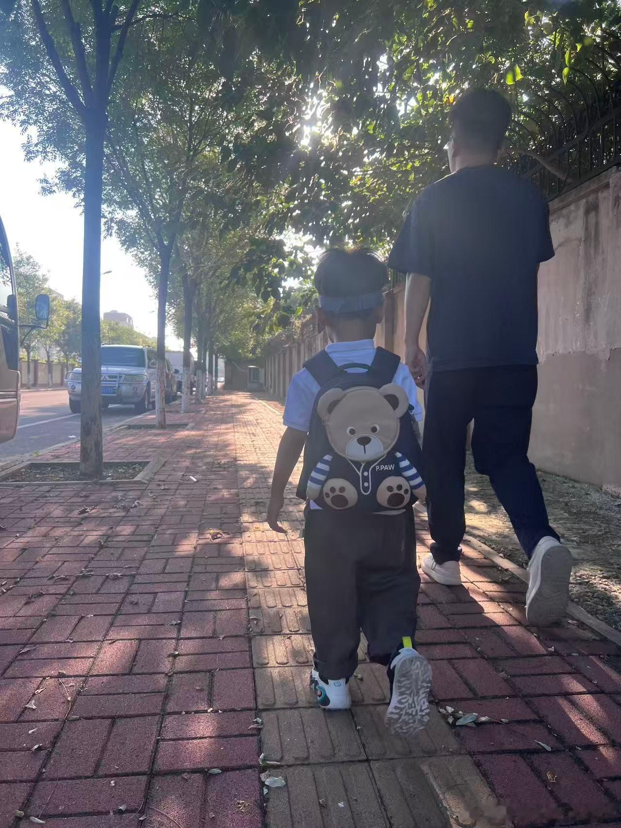 送弟弟去幼儿园第一天我好像又经历了一次童年。小孩是上天给予人间的恩赐。有时候会想