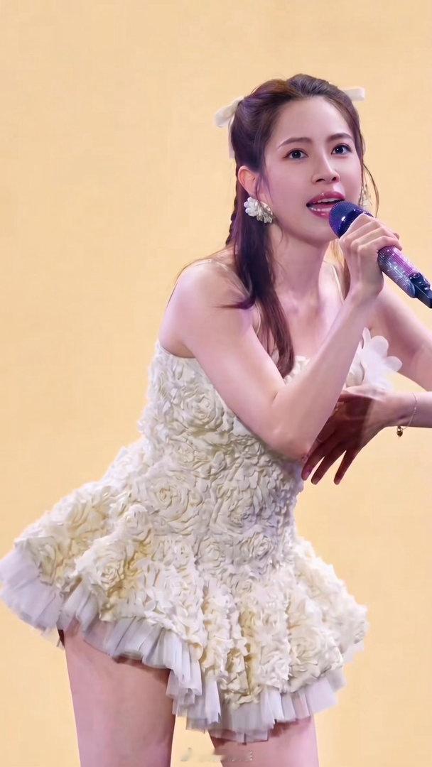 48岁徐怀钰状态太绝了 演唱会现场元气满满 