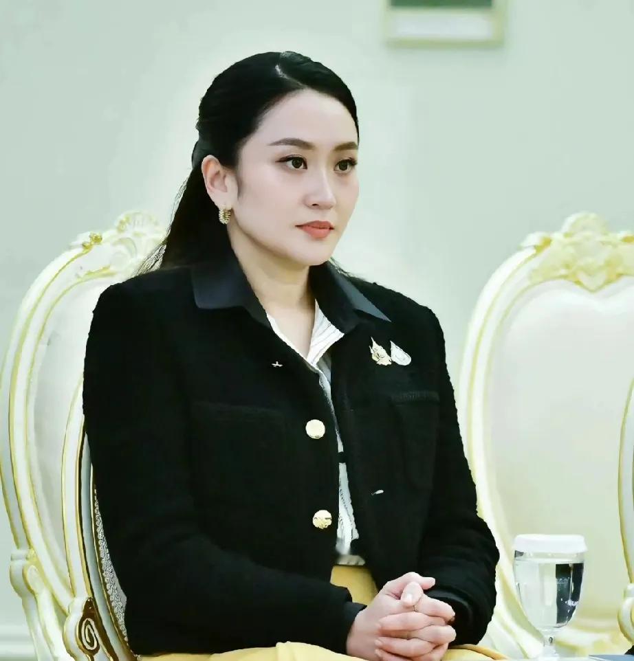 佩通坦独挑大梁，泰人民的利益她来守护，已做好了监督新政府的准备！
泰国当地时间5