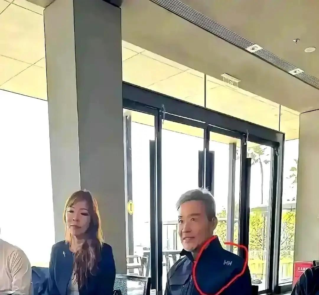 王石穿着699块的波司登灰夹克在地产论坛开麦，照片一出我朋友圈直接刷屏。
大佬平