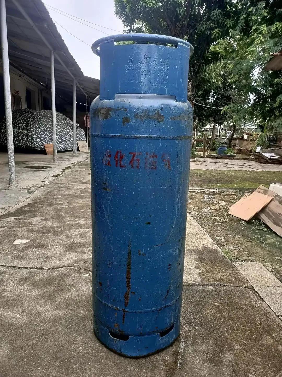 1、送错气瓶：富洋烧烤店用气设施没有气化装置， 按规定只能使用仅有气相阀的“单嘴