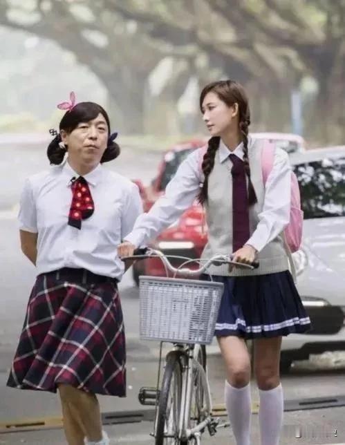 一次节目上，小S对黄渤说：“听说林志玲跟你拍吻戏，回家吐了一个月？”本以为黄渤会