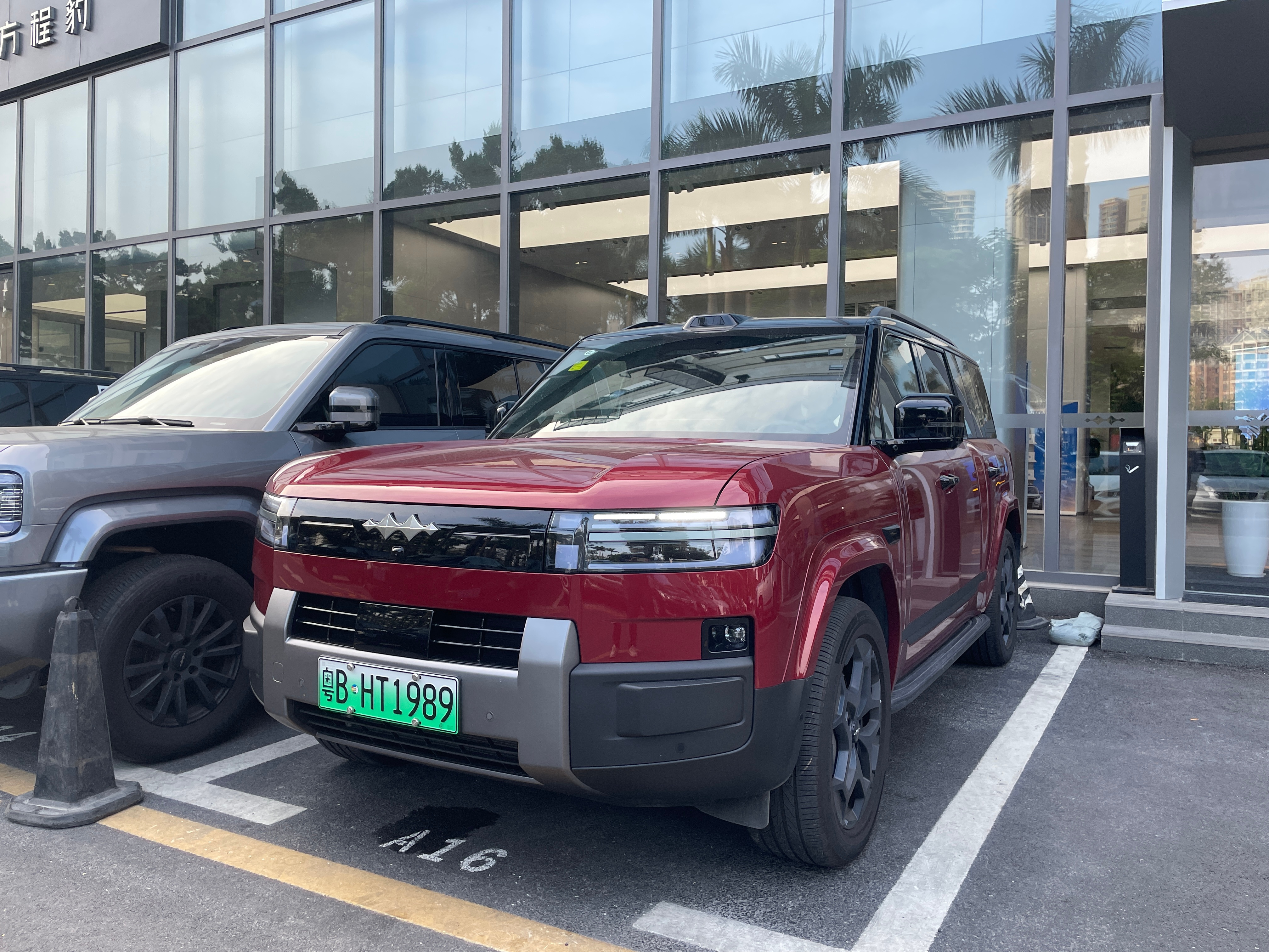 原来旁边开了个方程豹的4s店，我进去看了下发现店长是认识的[哈哈][哈哈][哈哈