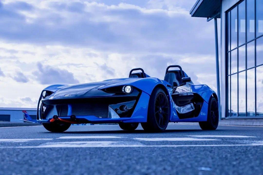 英国向来很会造轻量化赛道跑车，像Radical、卡特汉姆、Ariel、BAC M