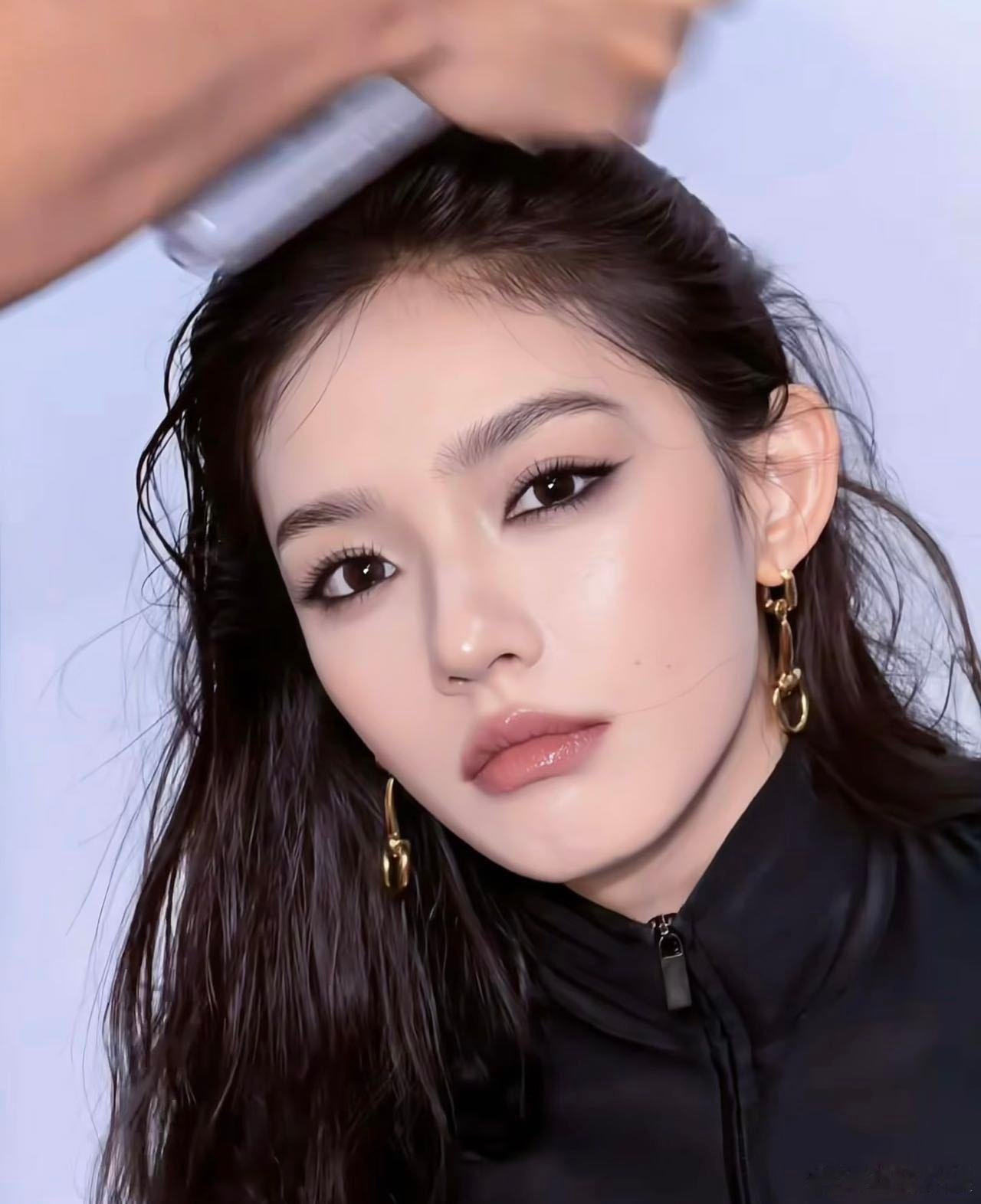 林允美到有种鬼感林允湿发狼塑 林允你真的美到我了，湿发造型真的太绝了，简直就是大